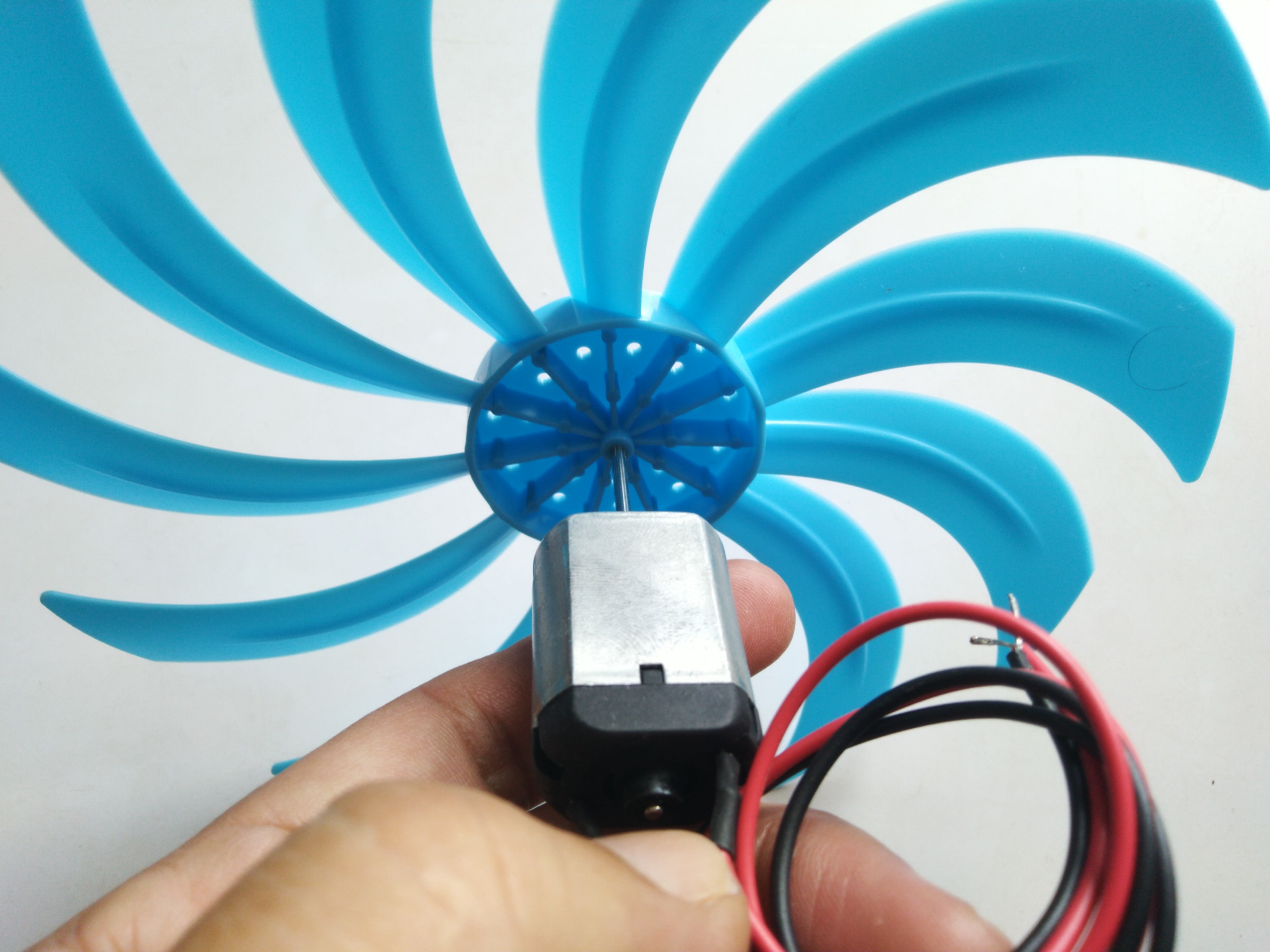 เครื่องปั่นไฟด้วยลมแบบรอบต่ำ