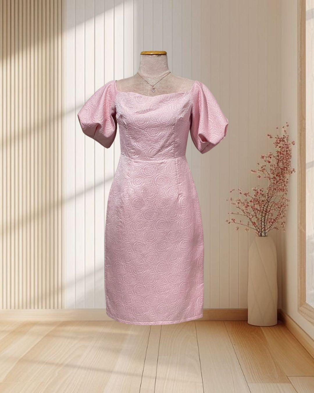 (PRE-LOVED) ราตรีสั้นสีชมพู ปาดไหล่แขนตุ๊กตาผ้าลาย ไซส์ M