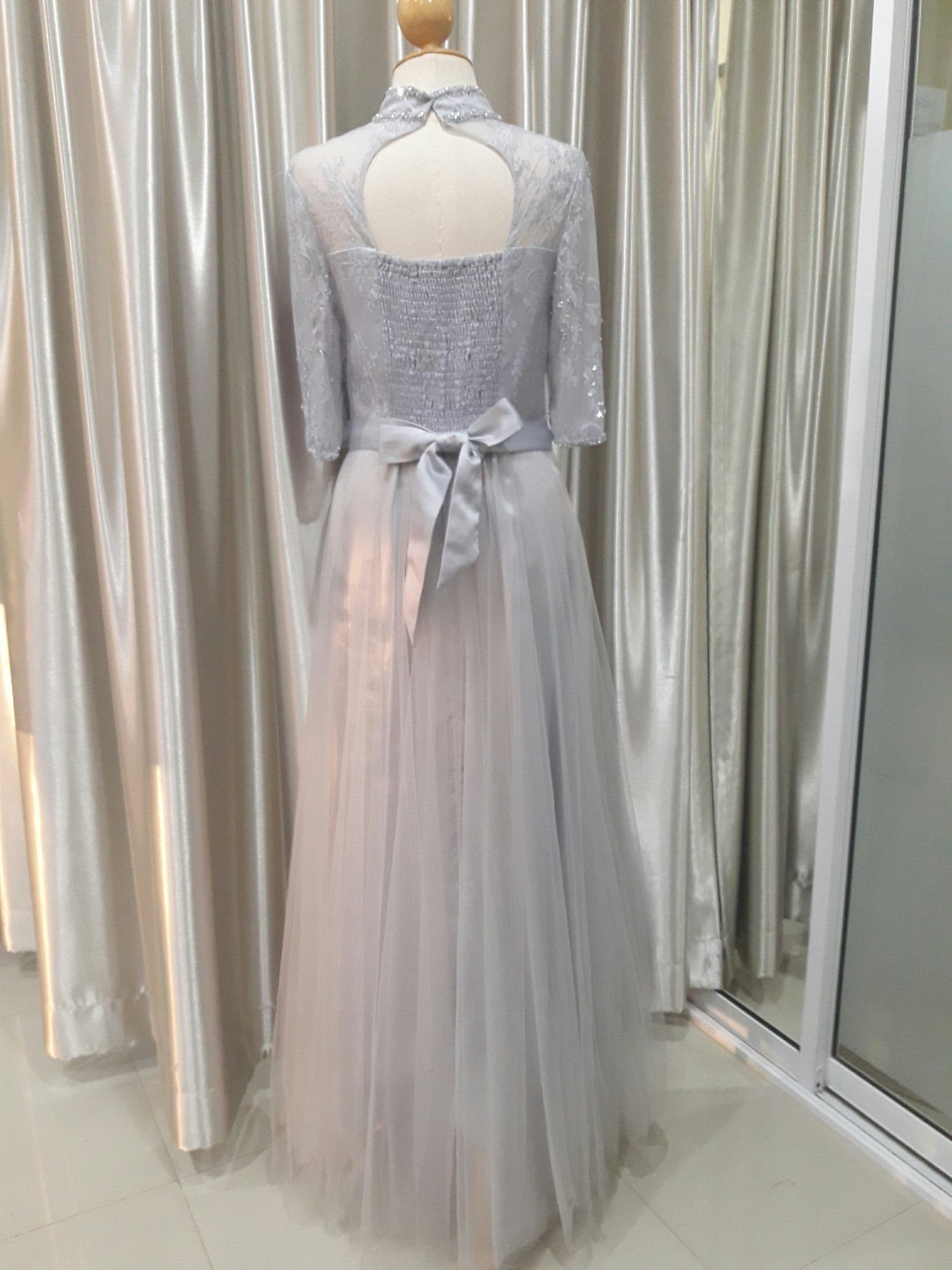 (PRE-LOVED) ชุดราตรียาวมีแขนคอจีนอกปักลูกไม้กระโปรงผ้ามุ้ง(ฟรีไซส์)