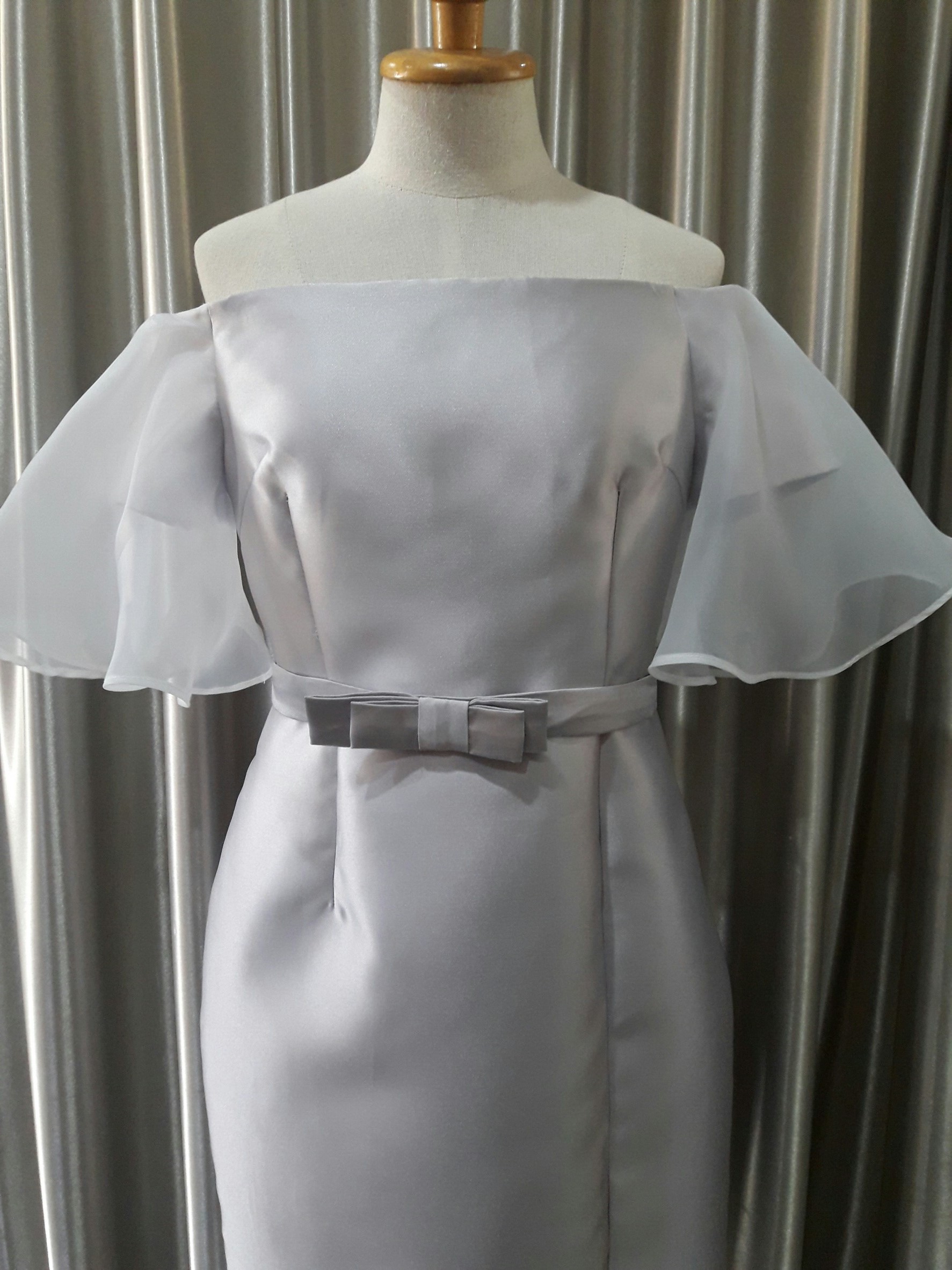 (PRE-LOVED) ชุดราตรีสั้นสีเทาเปิดบ่าเเขนผ้าแก้ว+เข็มขัด Size : L