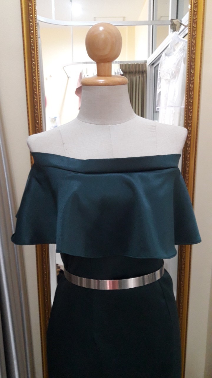 (PRE-LOVED) ราตรียาวสีเขียวปาดไหล่(L)