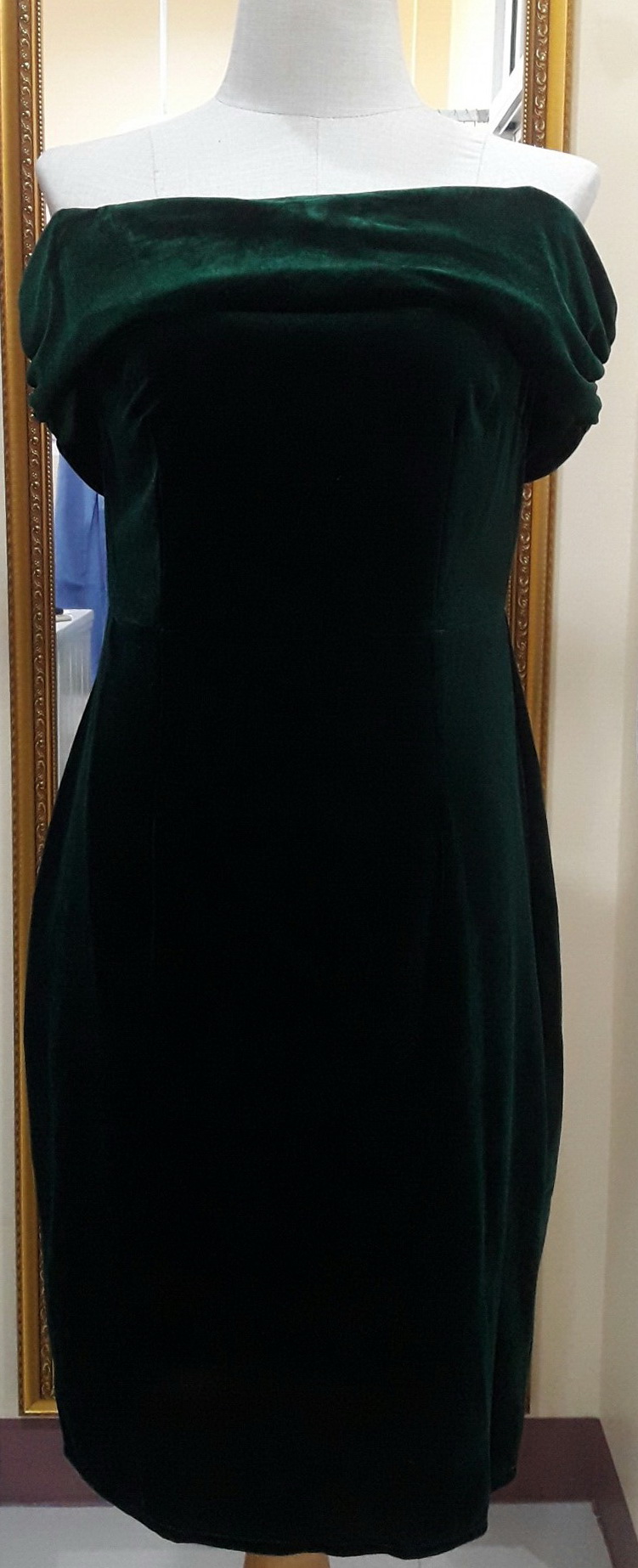 (PRE-LOVED) ชุดราตรีสั้นสีเขียวปาดไหล่ผ้ากำมะหยี่ (L)