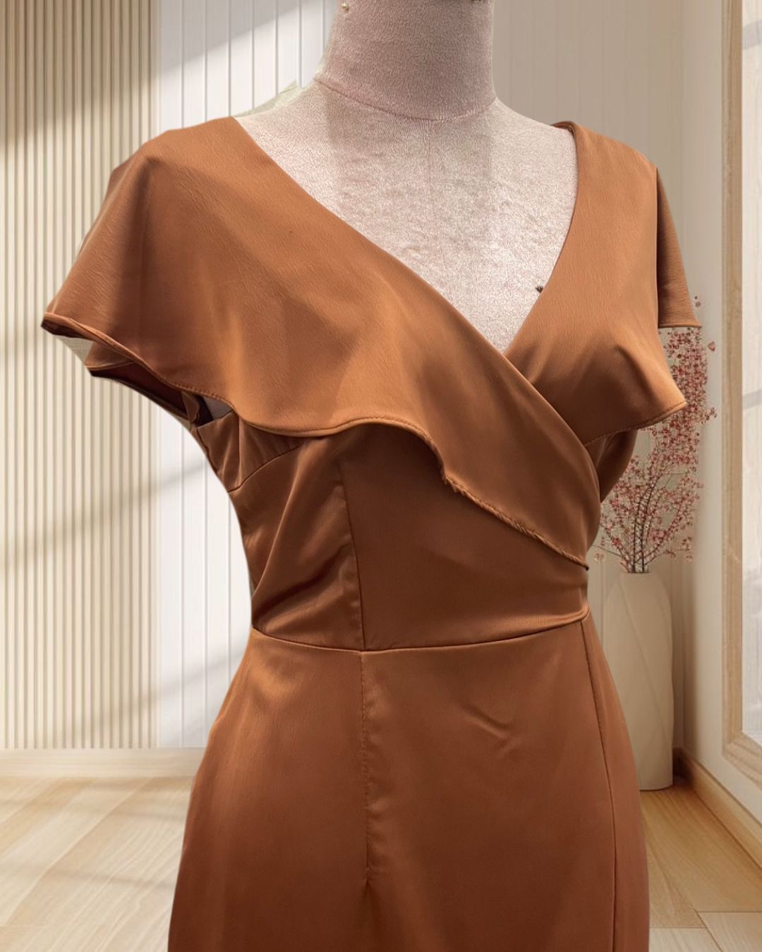 (PRE-LOVED) ราตรีสั้นสีน้ำตาล ปกแขนระบาย ไซส์ L