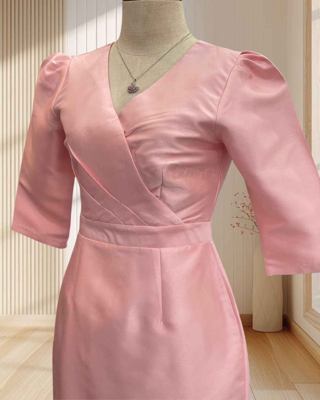 (PRE-LOVED) ราตรีสั้นสีชมพู ผ้าไหมเทียม แขนยาว คอวี ไซส์ S