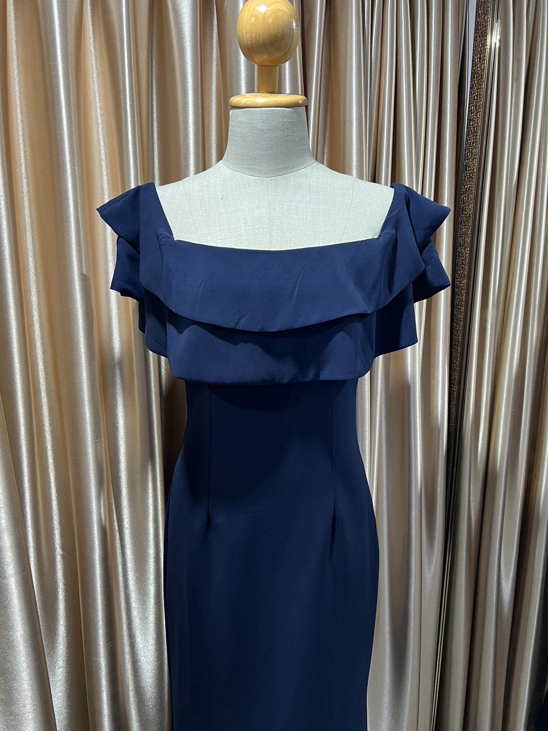 (PRE-LOVED) ยาวกรมปาดไหล่ระบาย2ชั้น M มือ2