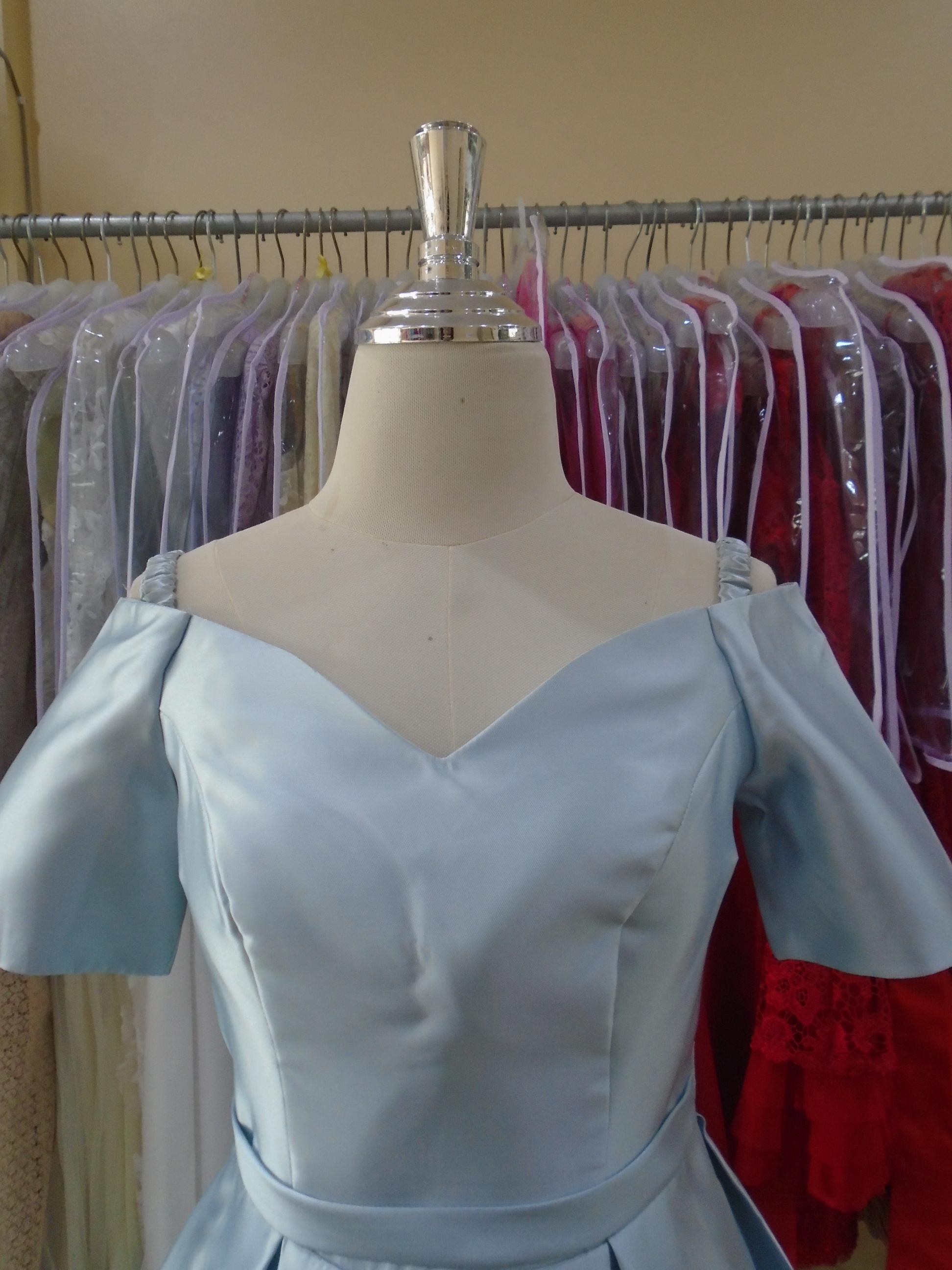 (PRE-LOVED) ราตรีสั้นผ้าหนาไหล่ปาดสีเทาฟ้า ( M )