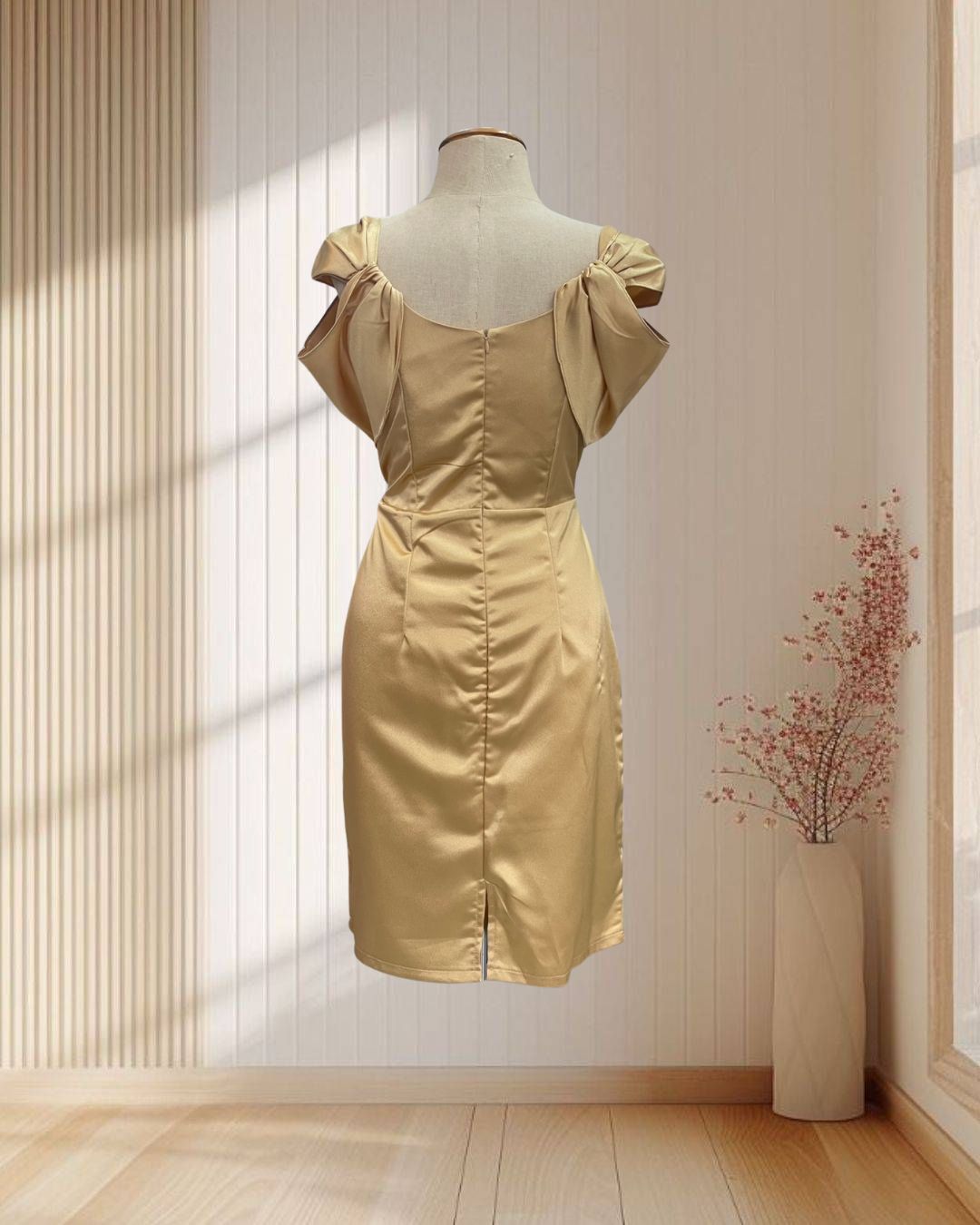 (PRE-LOVED) ราตรีสั้นสีทอง สายเดี่ยวใหญ่ โอบไหล่ ผ้าซาตินเงา ไซส์ XL