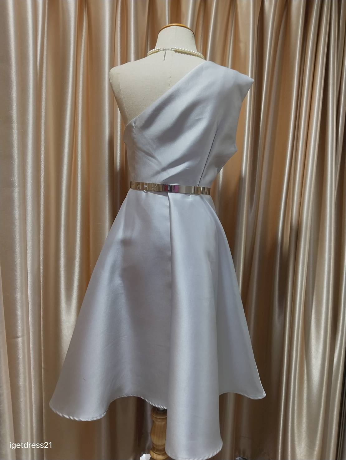 (PRE-LOVED) ราตรีสั้นสีเทาบ่าเดียว (L)