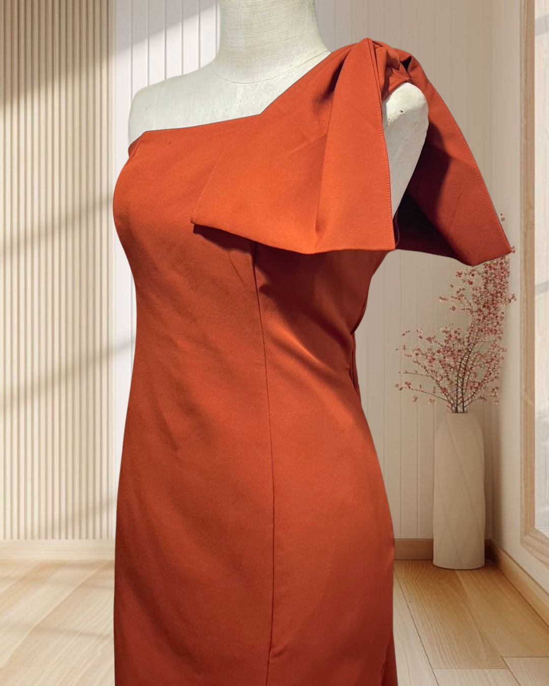 (PRE-LOVED) ชุดราตรีสั้นบ่าเฉียงแต่งโบว์สีส้มอิฐ XL