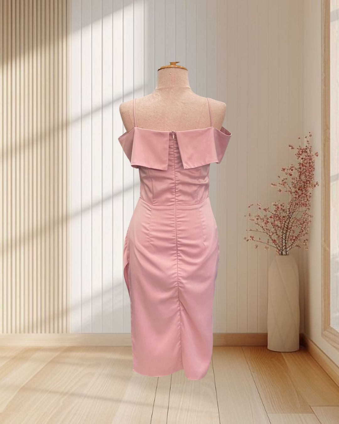 (PRE-LOVED) ราตรีสั้นสีชมพูผ้าเครปซาตินสายเดี่ยวปิดแขนจับจีบสะโพก S