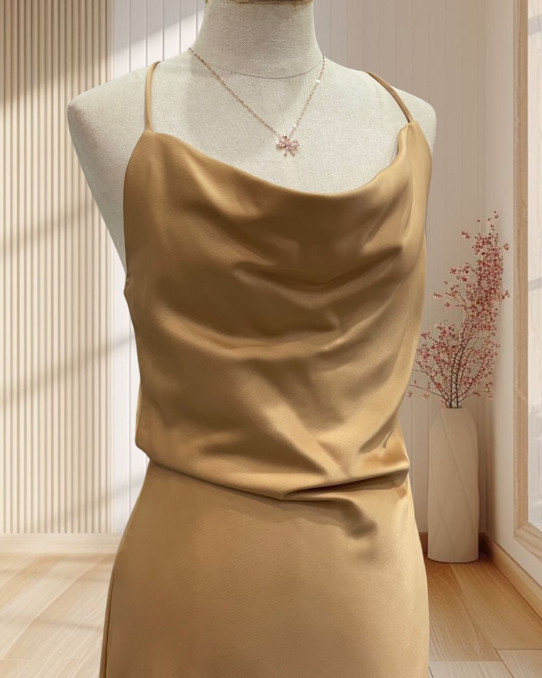 (PRE-LOVED) ราตรีสั้นสีทอง สายเดี่ยวคอถ่วง สายไขว้ เว้าหลัง ไซส์ M