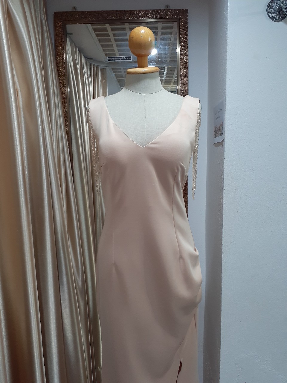 (PRE-LOVED)ชุดราตรียาวสีครีมแขนกุด (L)