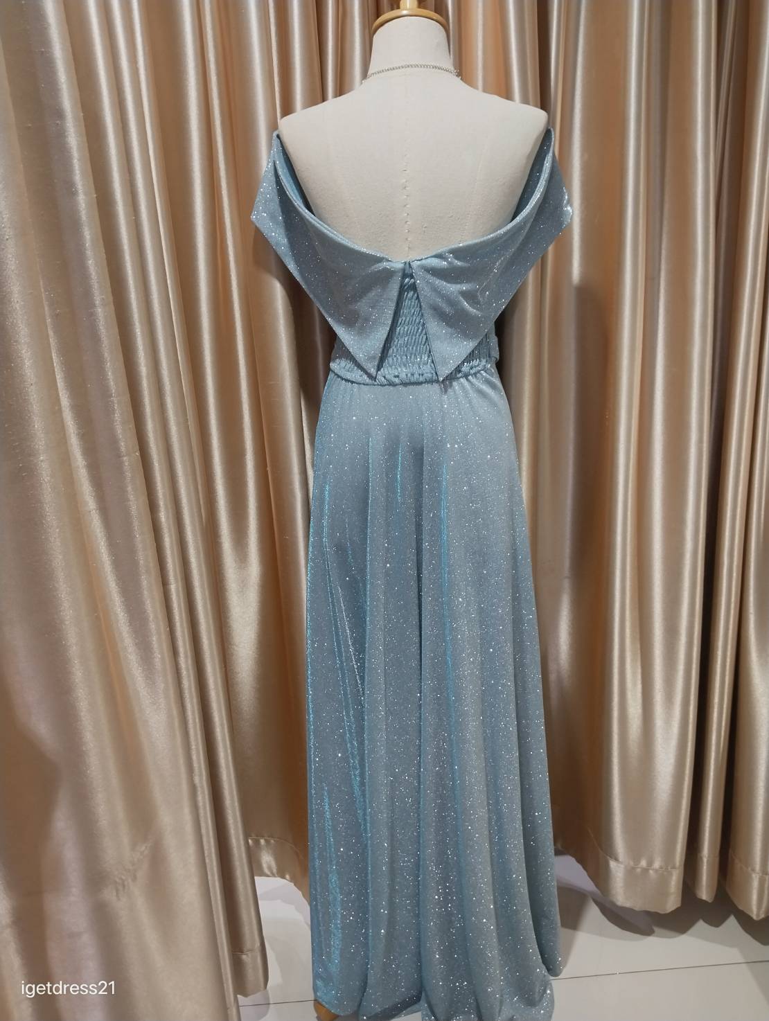 (PRE-LOVED) ราตรียาวกลิตเตอร์ปาดไหล่สม็อคหลัง F มือ2