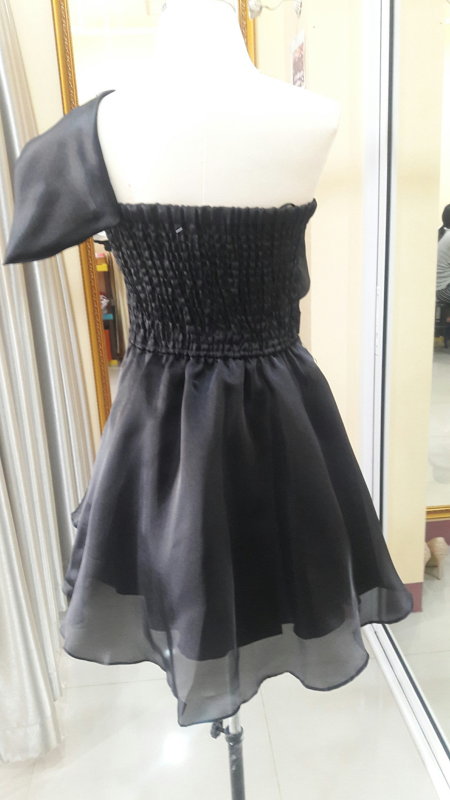 (PRE-LOVED) ราตรีสั้นไหล่เดี่ยวผ้าแก้วนิ่ม(ฟรีไซส์)