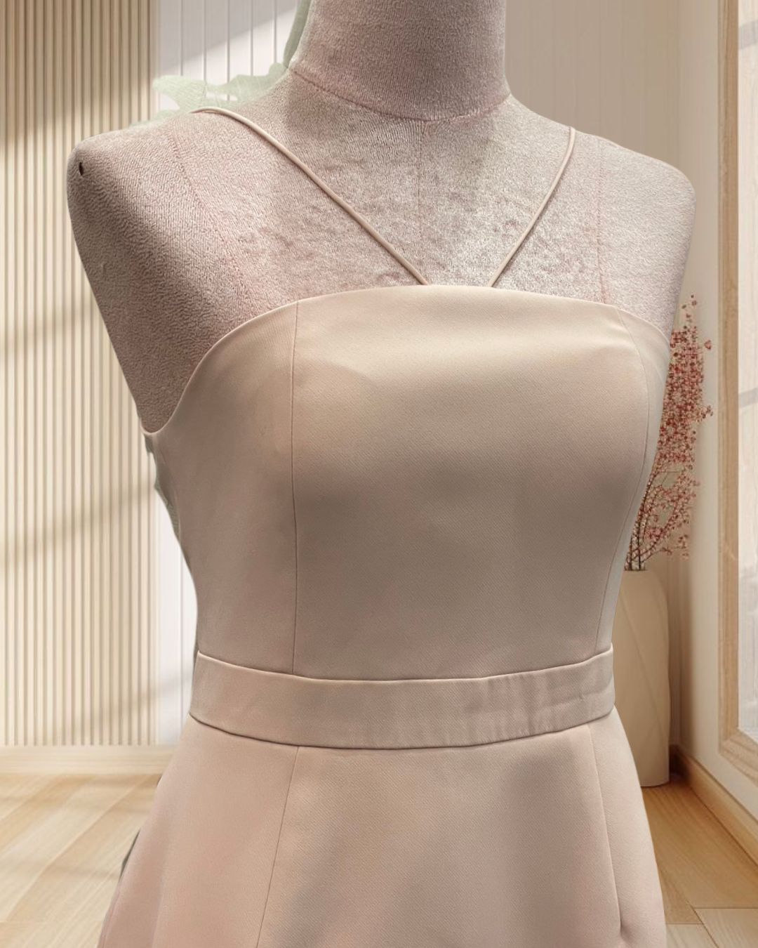 (PRE-LOVED) เดรสสั้นสีนู้ด สายเดี่ยวไขว์ กระโปรงผ่าข้าง ไซส์ S