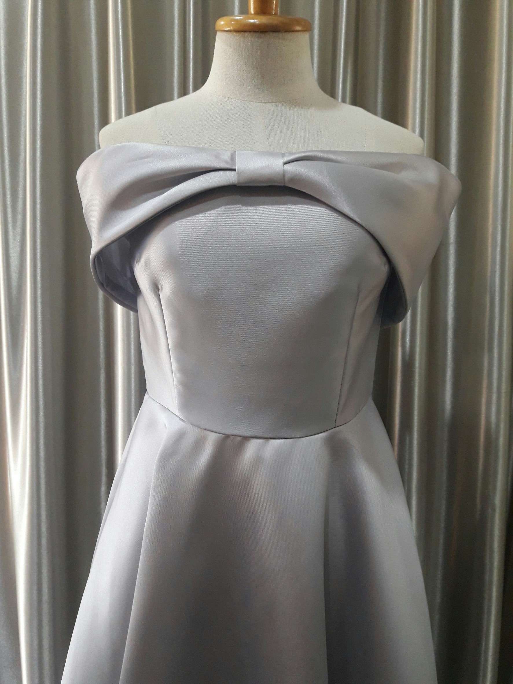 (PRE-LOVED) ชุดราตรีสั้นสีเทาเปิดบ่าเดรปโบว์ Size : M