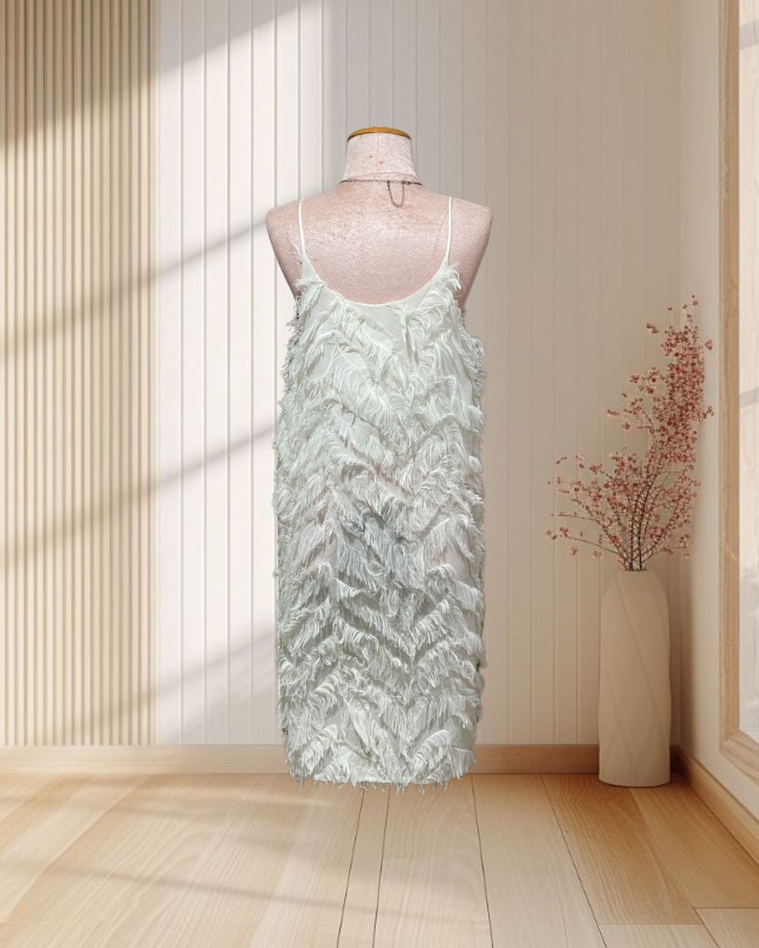 (PRE-LOVED) เดรสสายเดี่ยวสีขาว แต่งขนนกเทียม ไซส์ L