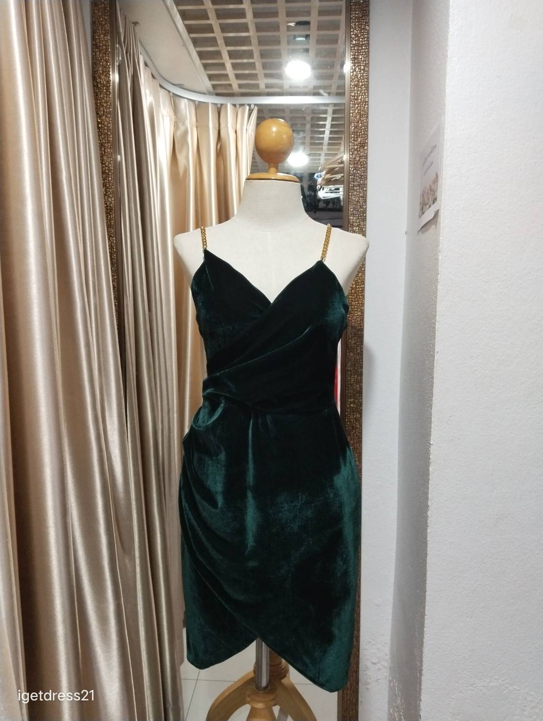 (PRE-LOVED) ราตรีสั้นสีเขียวกำมะหยี่สายโซ่ทองคอวี S