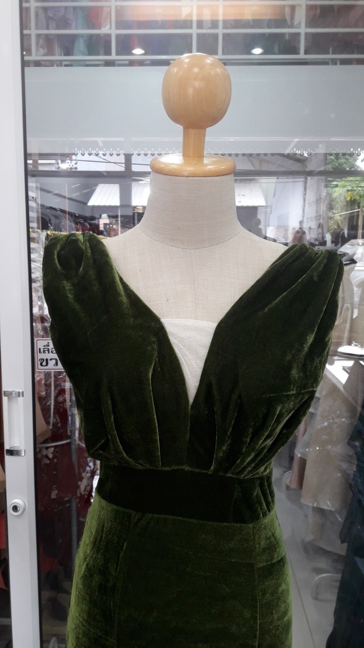 (PRE-LOVED) ราตรียาวสีเขียวกำมะหยี่แขนกุดอกซีทรู (L)