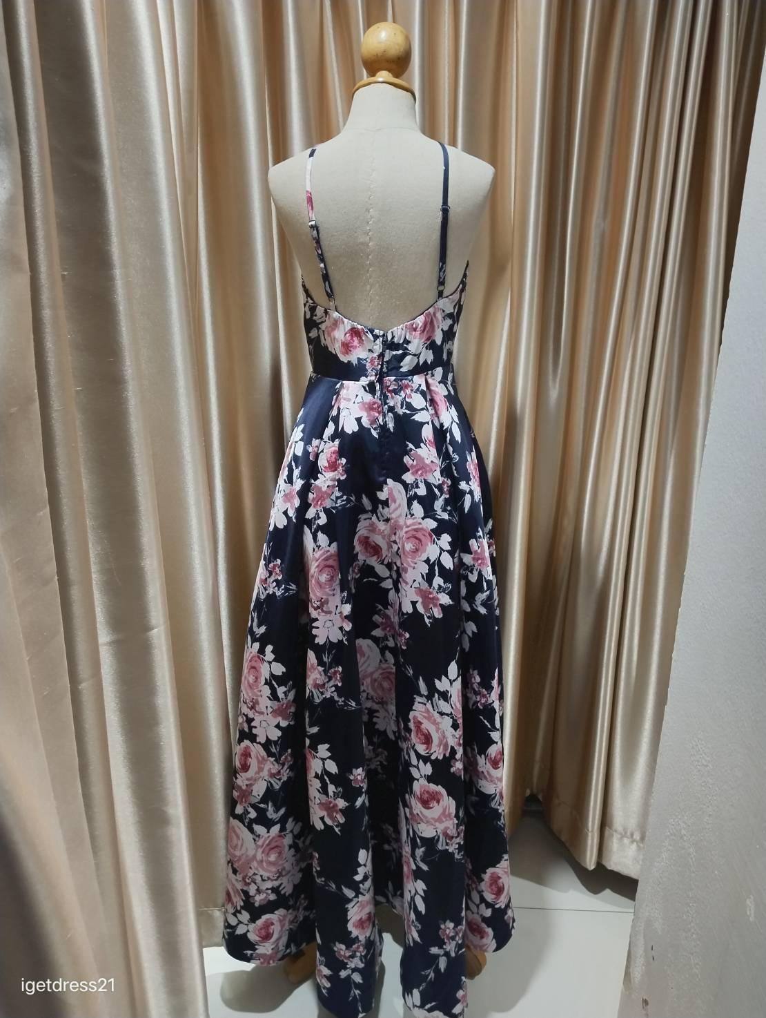 (PRE-LOVED) ชุดราตรียาวสีกรมผ้าพิมพ์ลายหน้าสั้นหลังยาว M