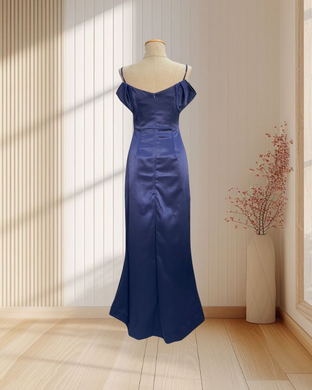 (PRE-LOVED) ราตรียาวสีน้ำเงิน สายเดี่ยว ปาดไหล่ แหวกหน้า ผ้าเงา ไซส์ S