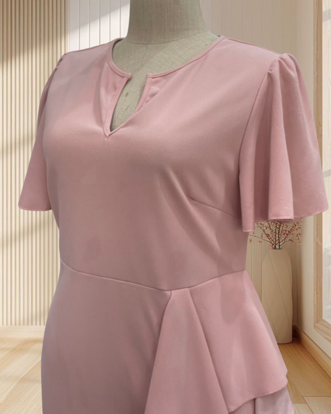 (PRE-LOVED) เดรสยาวสีชมพู มีแขน แต่งเอวระบาย ไซส์ 3XL