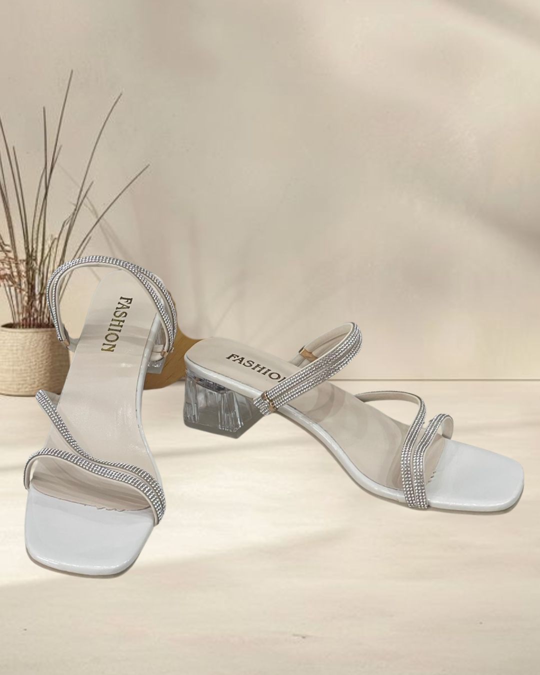 รองเท้าส้นแก้วสีขาว สายเพชร สูง 2 นิ้ว ไซส์ 40