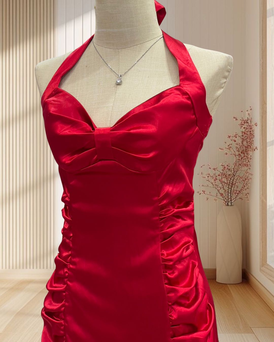 ราตรีสั้นสีแดง คล้องคอผูกโบว์ด้านหลัง แต่งโบว์หน้าอก จีบข้าง ไซส์ M