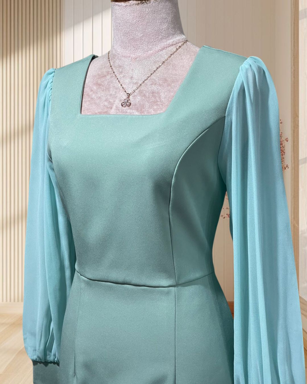 (PRE-LOVED) เดรสสั้นสีเขียว แขนยาวผ้าชีฟอง กระโปรงทรงสอบ ไซส์ L