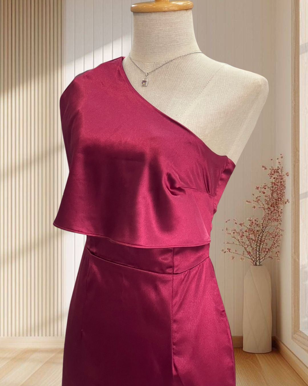 (PRE-LOVED) ราตรียาวสีแดง บ่าเฉียง ผ้าซาตินแบบเงา ไซส์ S