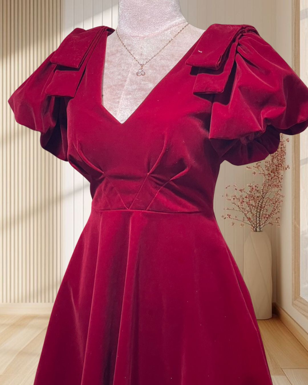 (PRE-LOVED) เดรสสั้นสีแดง ผ้ากำมะหยี่ แขนตุ๊กตาแต่งโบว์ ไซส์ S