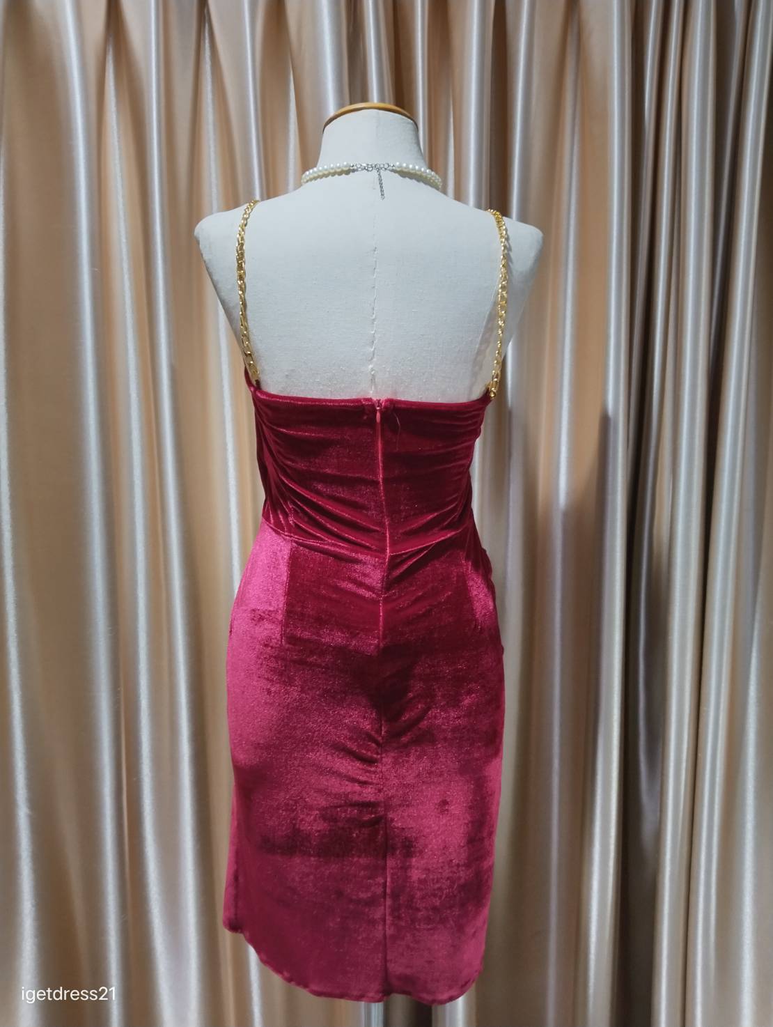 (PRE-LOVED) ราตรีสั้นสีแดงกำมะหยี่สายโซ่ทองคอวี S