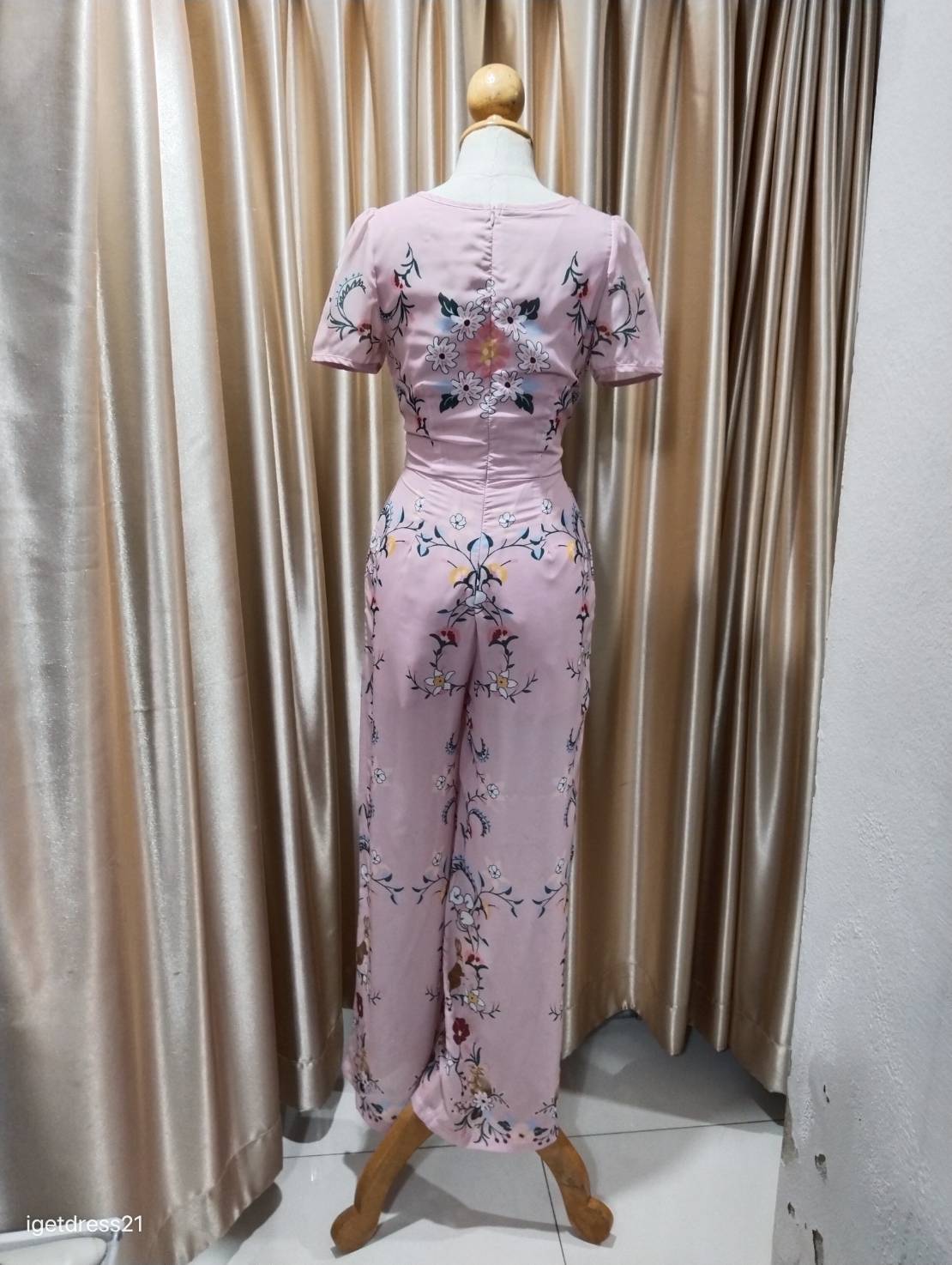 ชุดจั๊มมีแขนสีชมพูลายดอกไม้ S