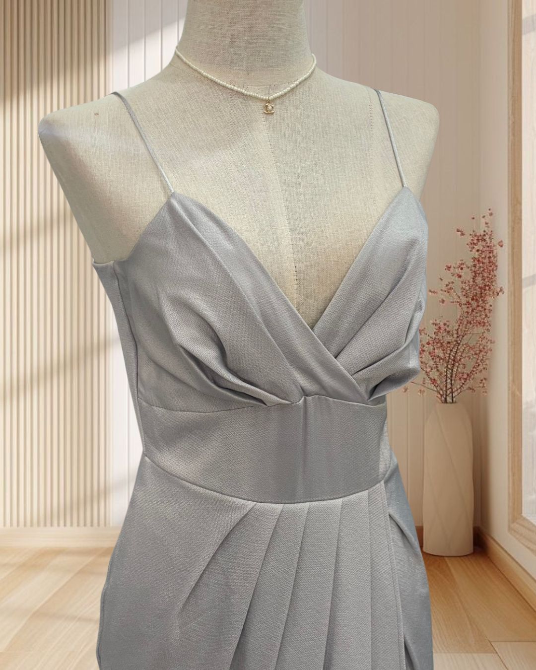 (PRE-LOVED) ราตรียาวสีเทา คอวี จีบเอว สายเดี่ยวสปาเกตตี้ ไซส์ S