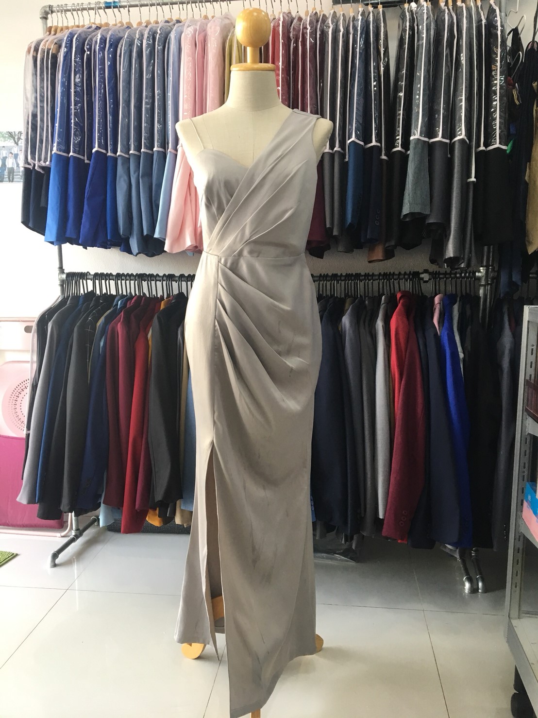 ราตรียาวสีเทาแขนกุดและสายเดียว(M) มือ2
