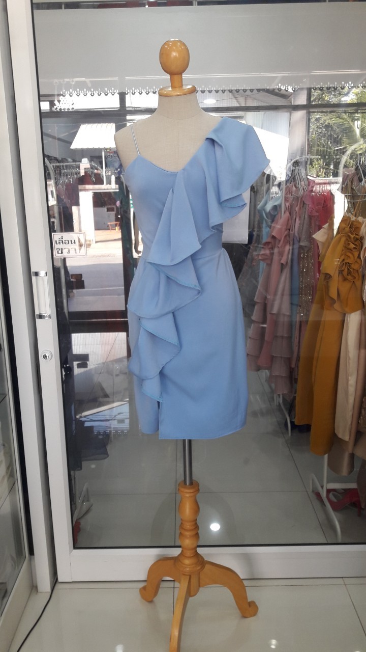 สั้นฟ้าสายเดี่ยว1ข้างอีกข้างแต่งระบาย(M)