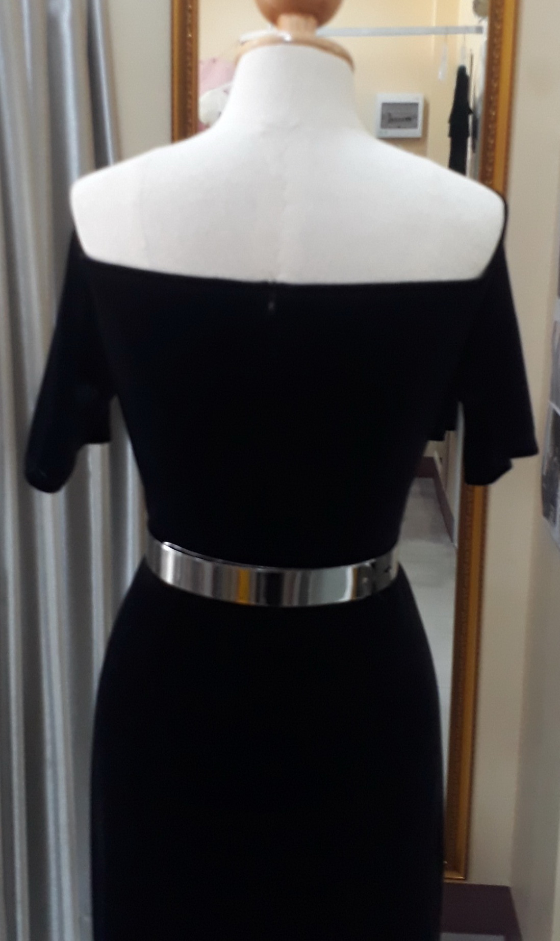 (PRE-LOVED) ชุดราตรียาวสีดำเปิดไหล่มีแขนผ้ากำมะหยี่ (M) มือ2