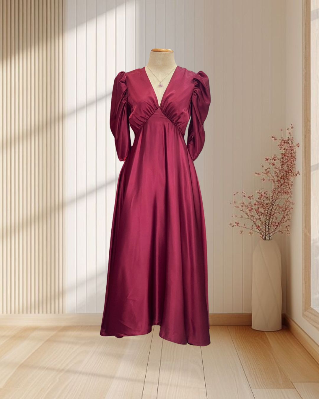 (PRE-LOVED) ราตรียาวสีแดง ผ้าซาติน คอวี แขนกระดิ่งยาว ไซส์ S