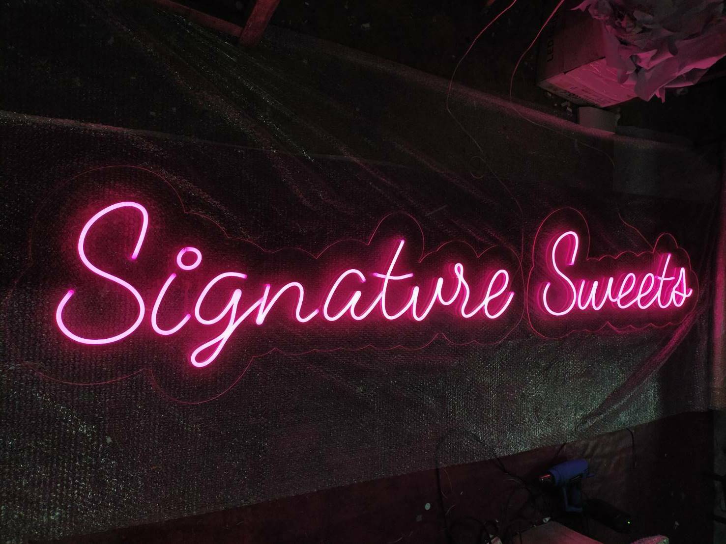 ป้ายไฟนีออนดัด ติดบนแผ่นอะคริลิคใส - Signature Sweets #ป้ายไฟร้านอาหาร