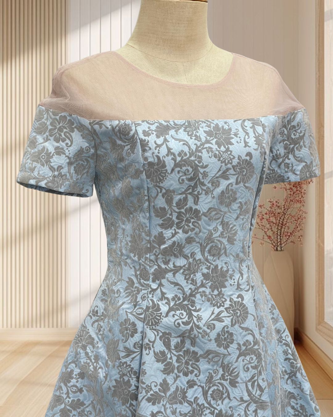 (PRE-LOVED) ราตรีสั้นสีฟ้า พิมพ์ลายฉลุดอกไม้ กระโปรงบาน คอซีทรู ไซส์ S