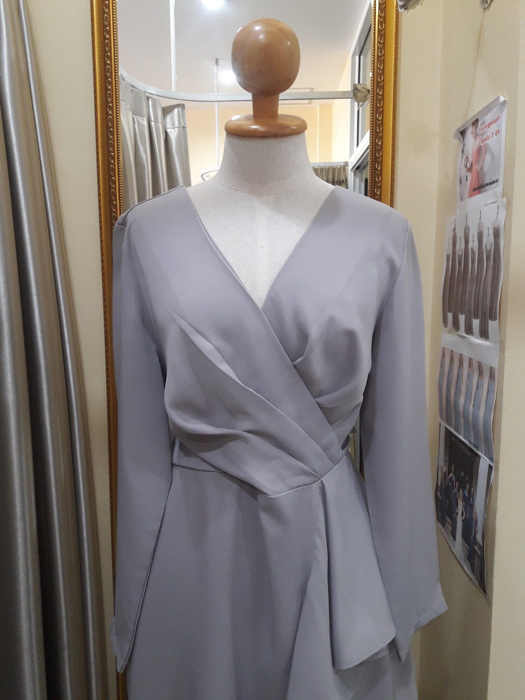 (PRE-LOVED) ชุดราตรียาวแขนยาวเอวจีบสีเทาอ่อน(L)