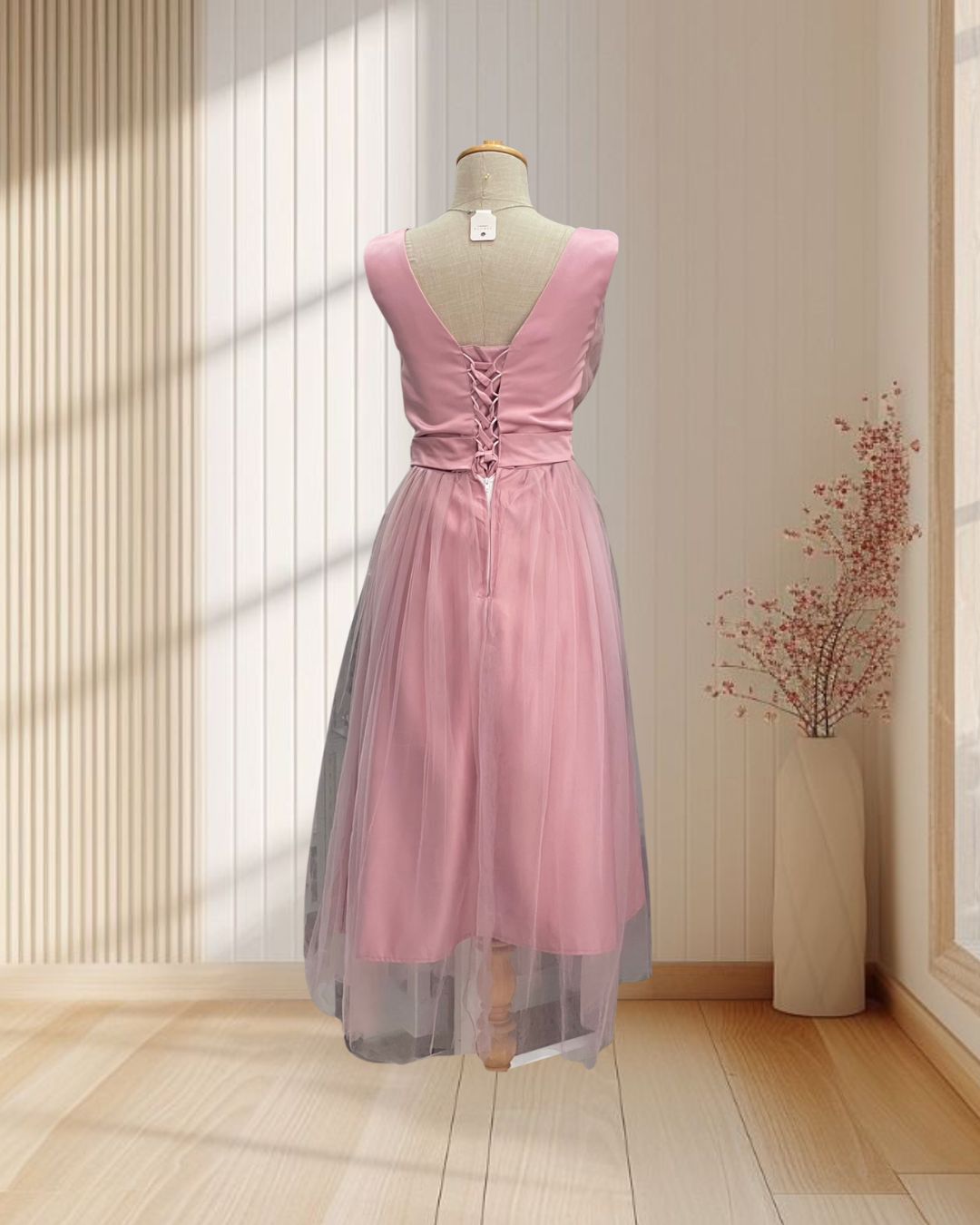 ราตรีสั้นสีชมพู ผ้ามุ้ง แขนกุด กระโปรงบาน แต่งโว์ที่เอว งานสานหลัง ไซส์ S