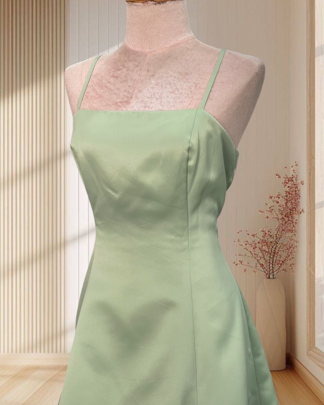 (PRE-LOVED) ราตรีสั้นสีเขียว สายเดี่ยว กระโปรงบาน ไซส์ L