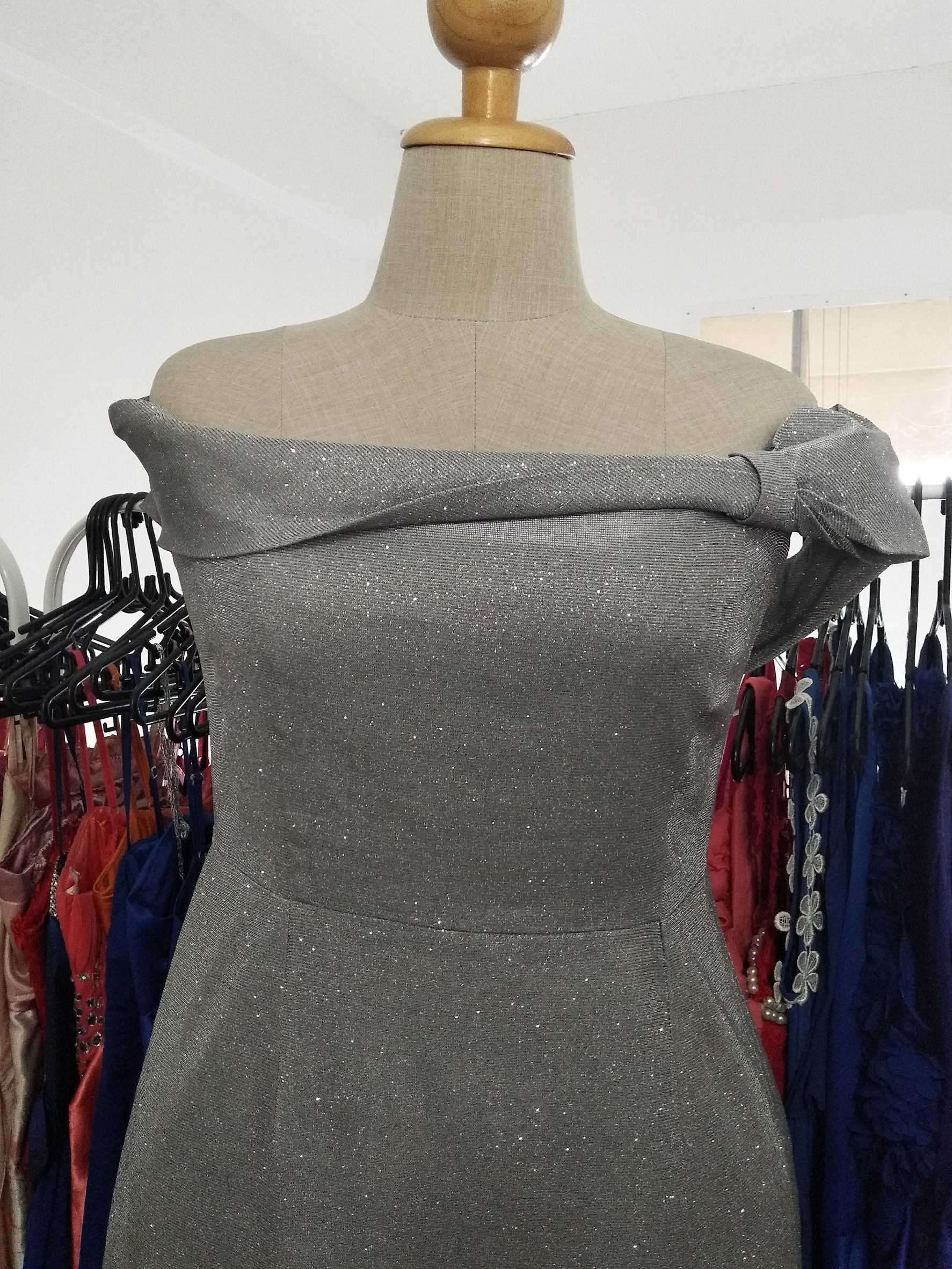 (PRE-LOVED) ราตรียาวสีเงินกลิตเตอร์ปาดไหล่ 2XL มือ2