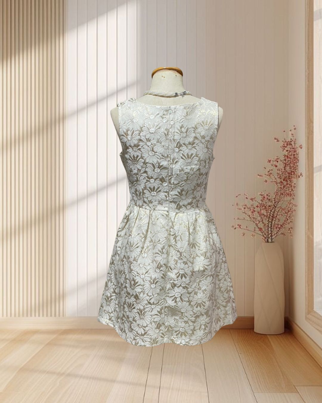 (PRE-LOVED) ราตรีสั้นสีครีมทอง แขนกุด พิมพ์ลายดอกไม้ ไซส์ S