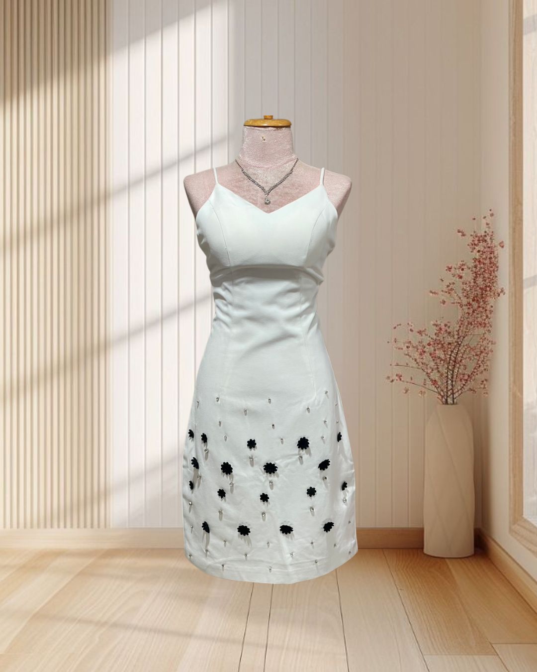 (PRE-LOVED) ชุดเดรสสายเดี่ยวสีขาว ปักดอกไม้ดำ เพชร ไซส์ S