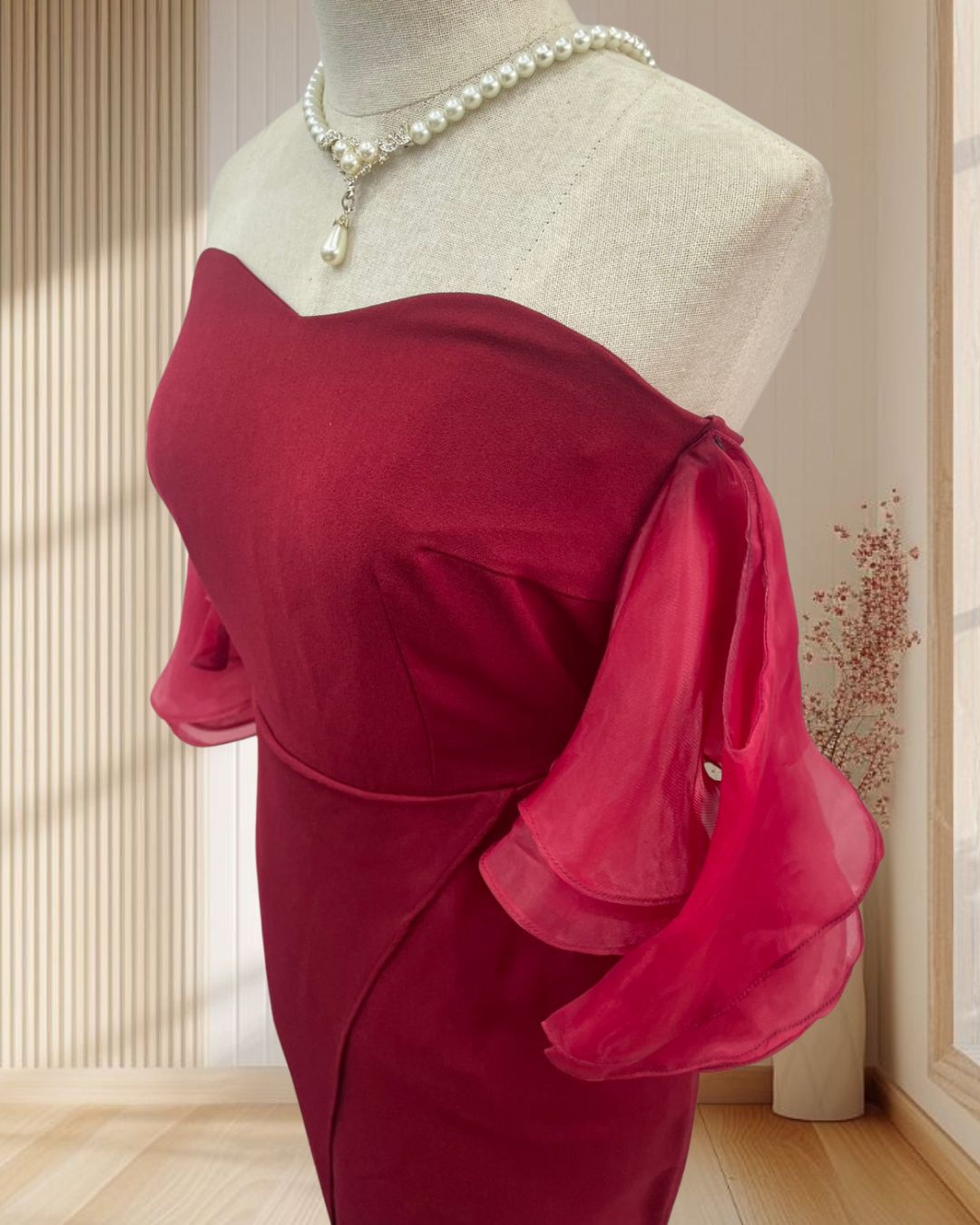 (PRE-LOVED) ยาวเลือดหมูเกาะอกมีแขนผ้าแก้วระบาย (L)