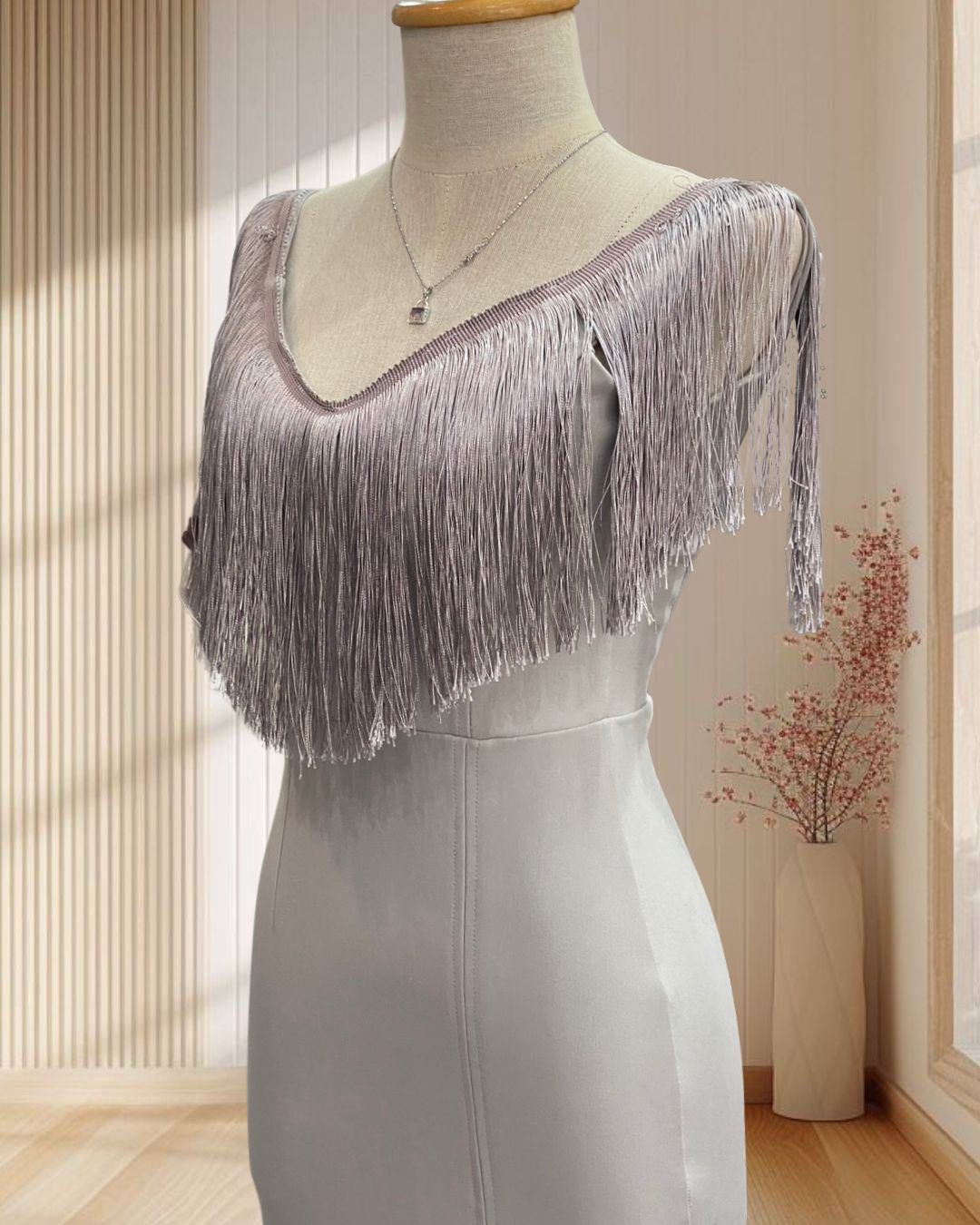 (PRE-LOVED) ราตรียาวสีเทา ผ้ารัดรูป แต่งเชือกพู่รอบอก สไตล์ตะวันตก ไซส์ S