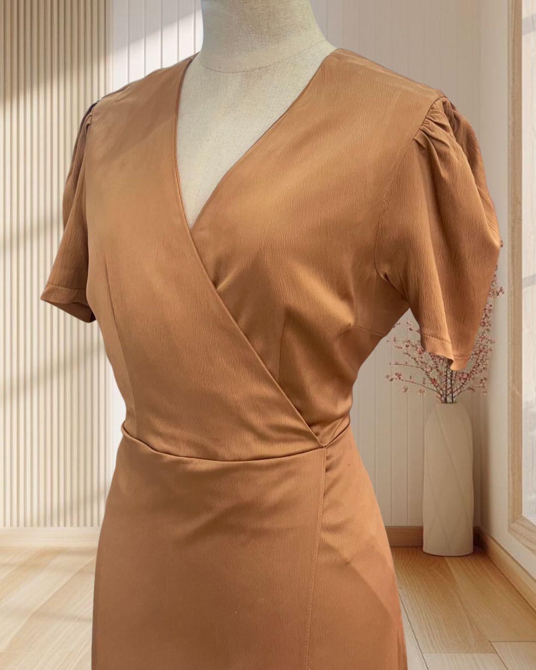 (PRE-LOVED) ราตรียาวสีน้ำตาล มีแขนผ้าซาติน กระโปรงผ่าหน้า ไซส์ 2XL