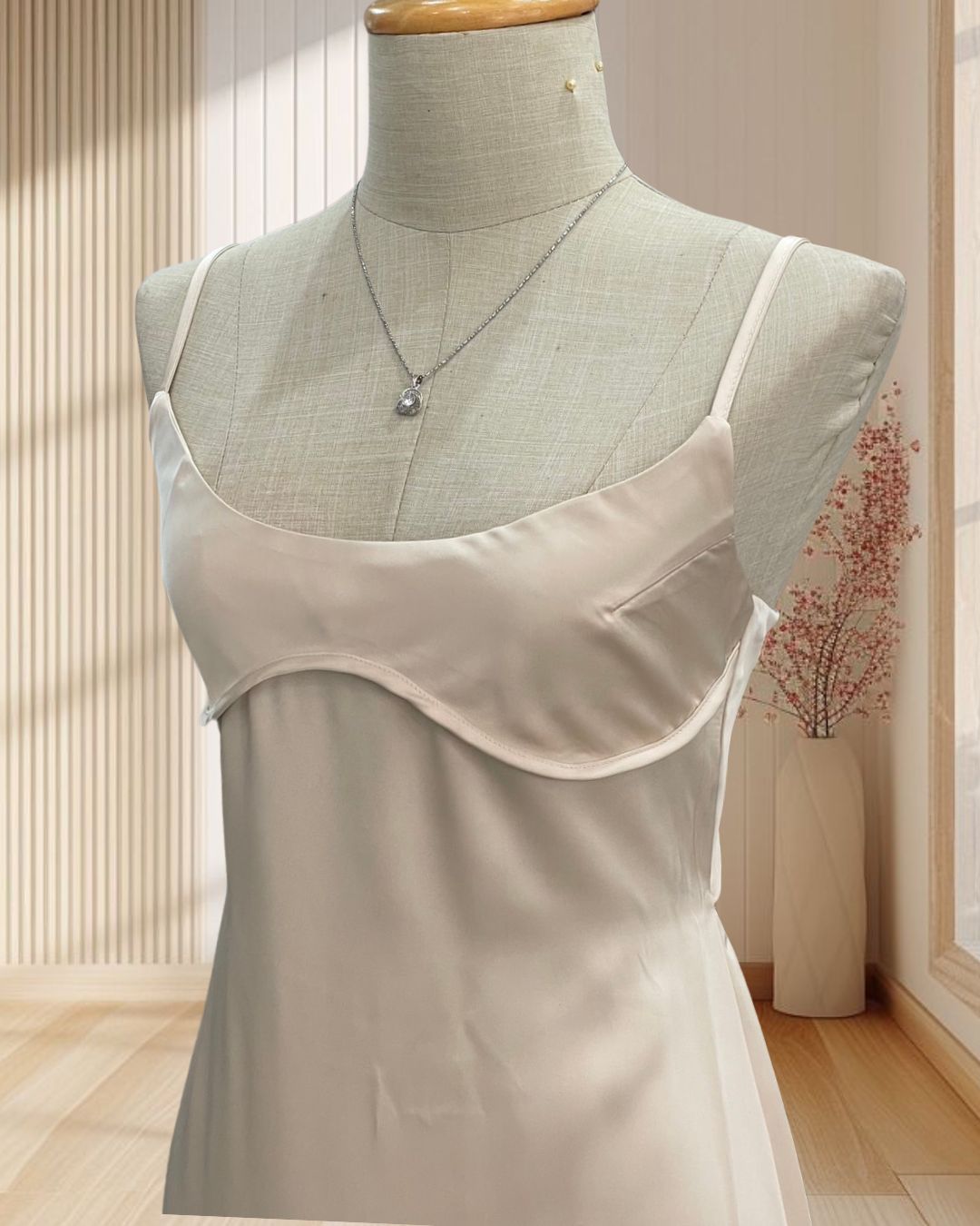 (PRE-LOVED) ราตรีสั้นสีครีม สานเดี่ยว เว้าหลัง กระโปรงปลายบาน ไซส์ S